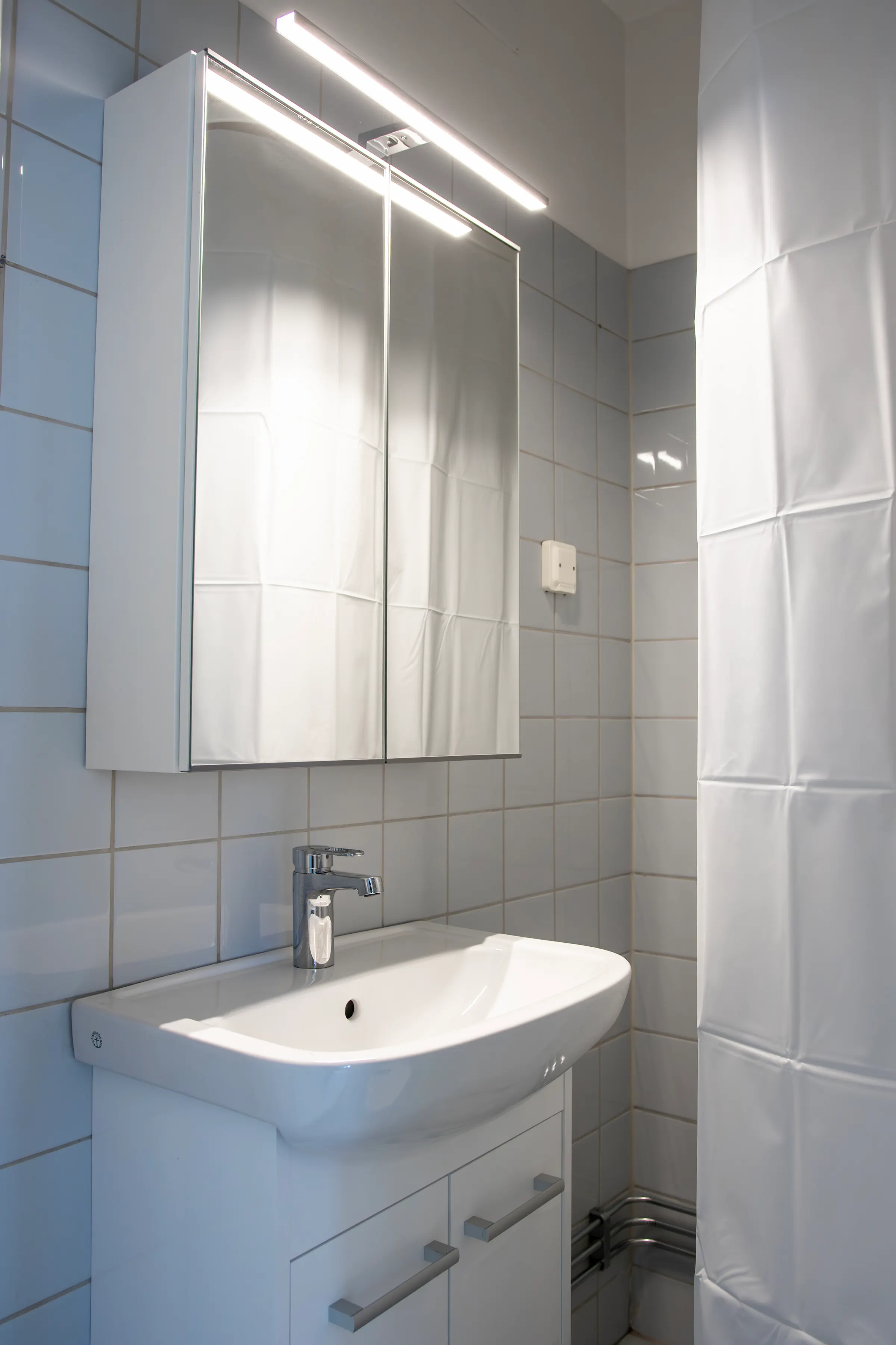 Före och efter ny inredning i badrummet