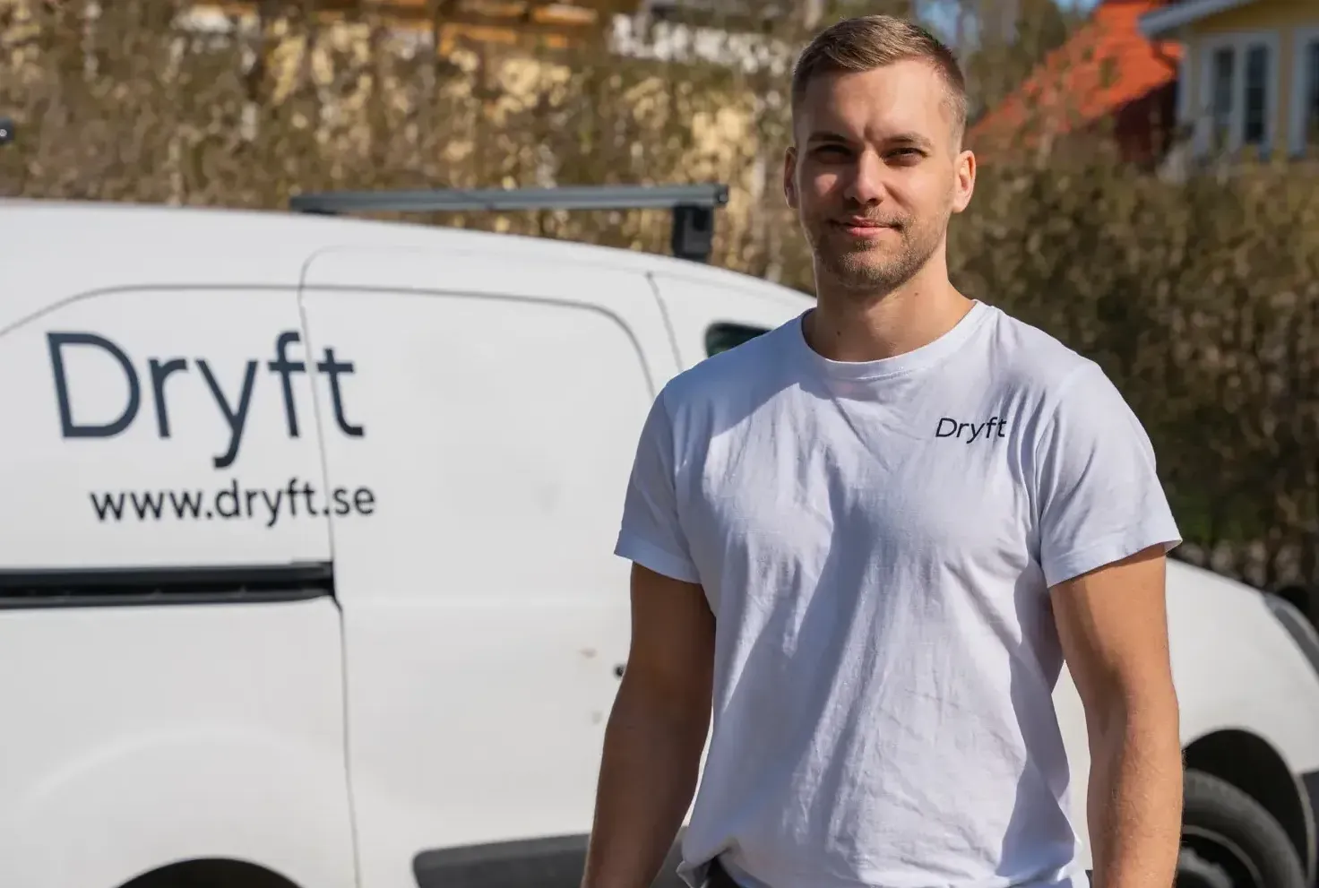 Elektriker vid sin bil i Göteborg