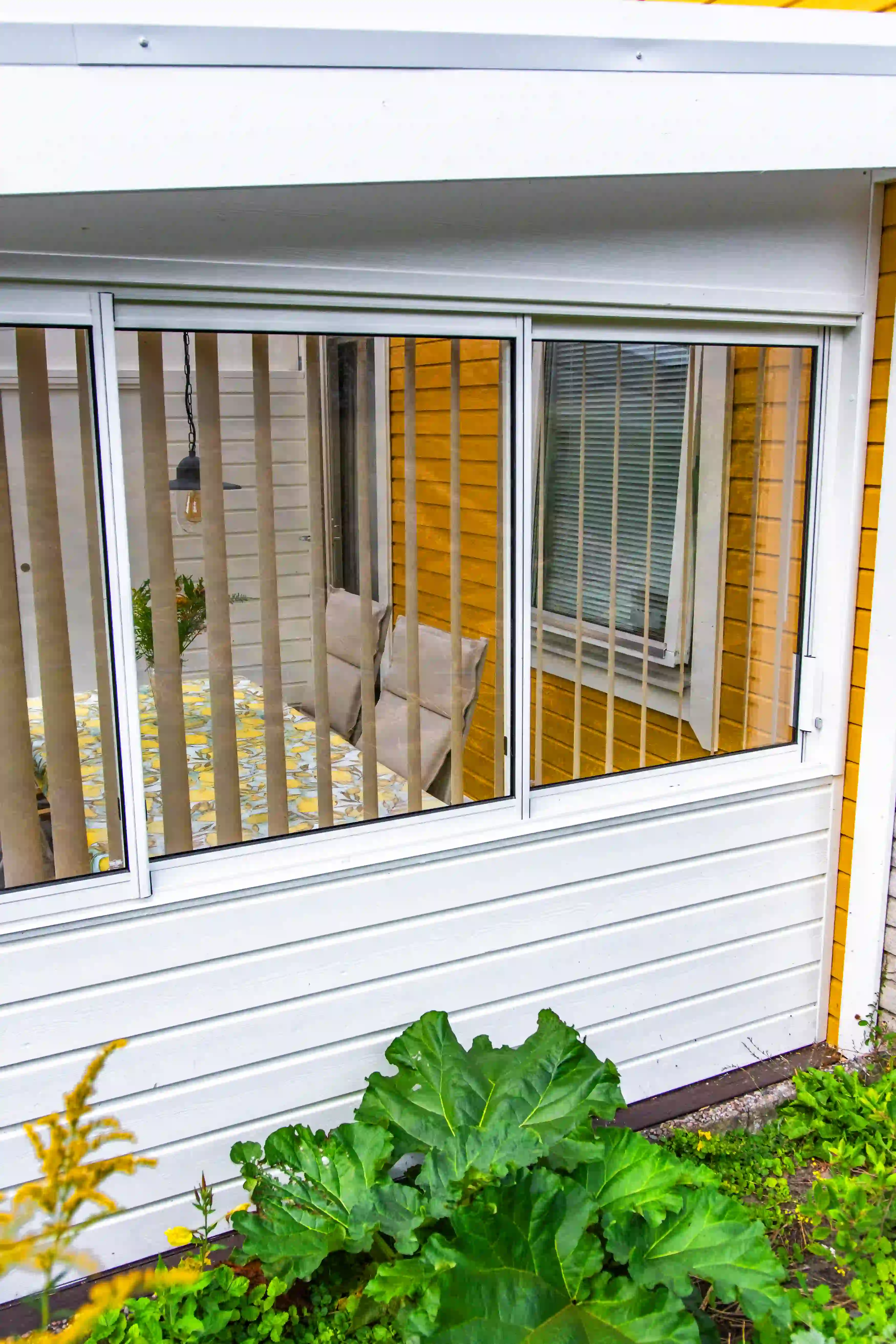 Renoverad matsal med bord