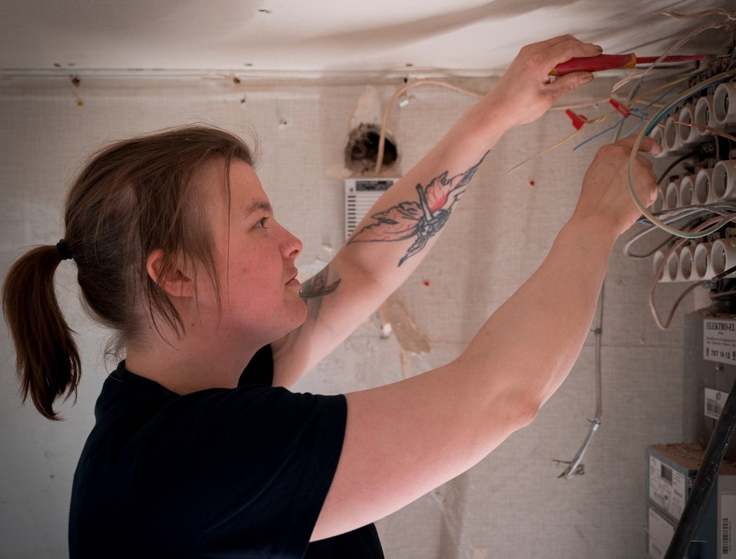 Elektriker felsöker proppskåp