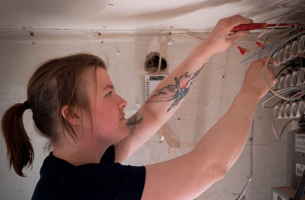 Elektriker kopplar eldosa