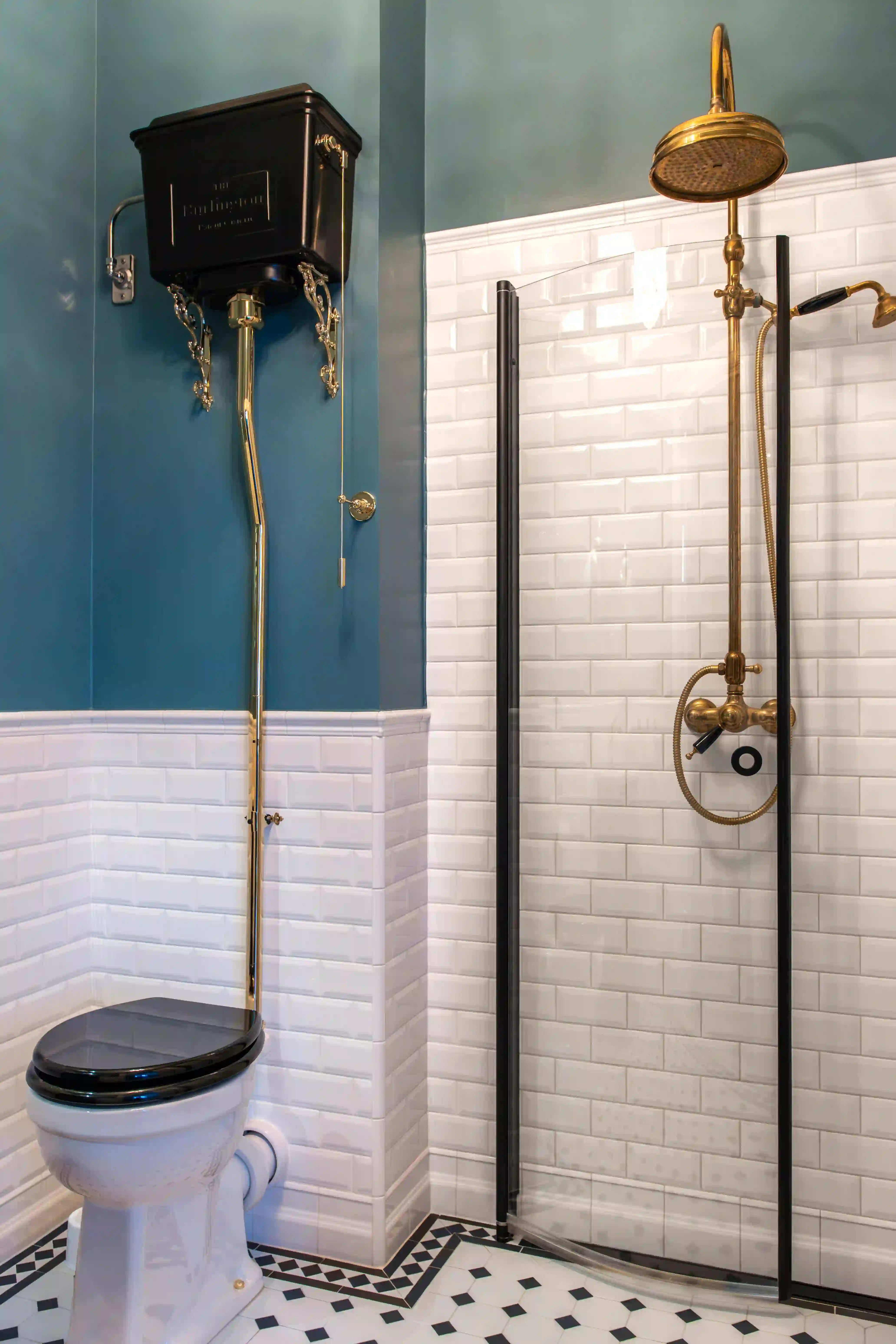 Högspolande toalett i sefelskiftesstil