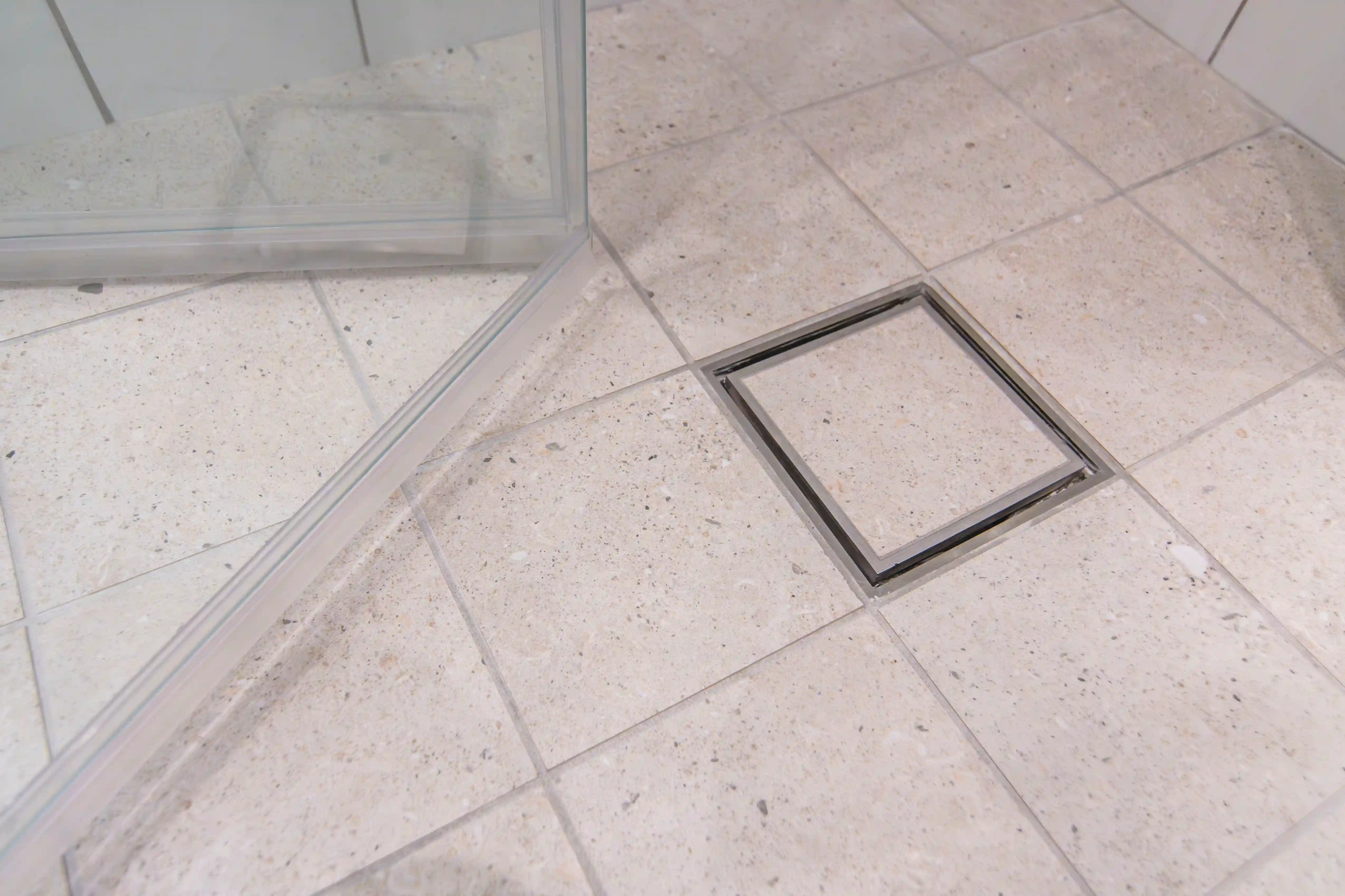 in-title golvbrunn i dusch och vikbara duschdörrar