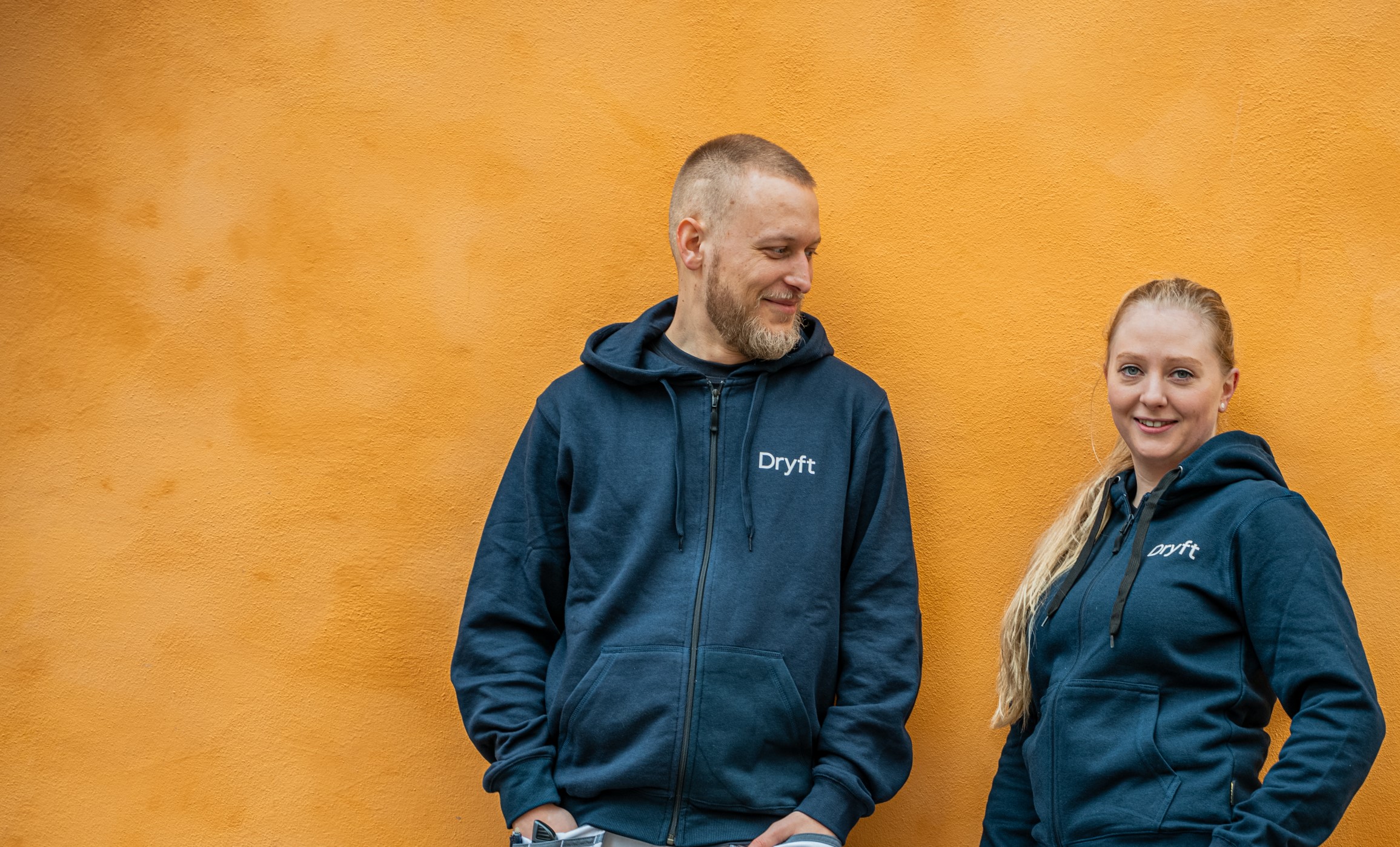 Två målare framför nymålad vägg