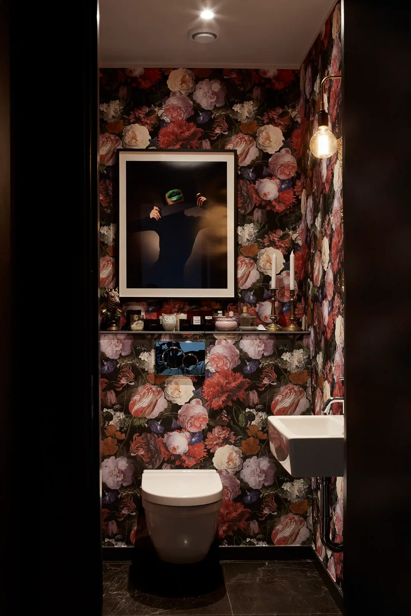 WC med blommig tapet