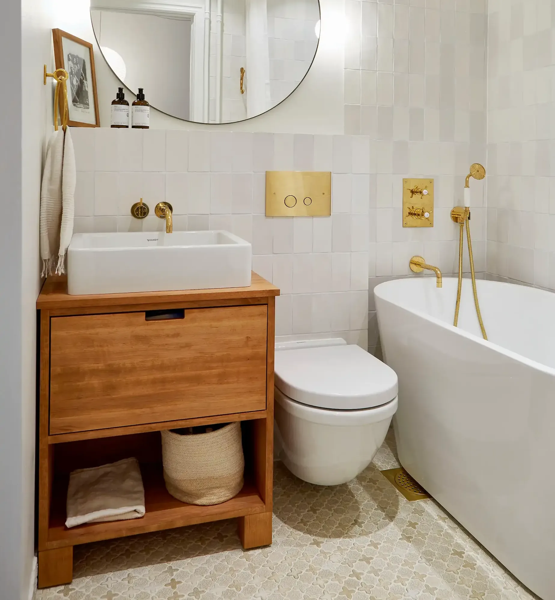Badrumsrenovering med detaljer i mässing