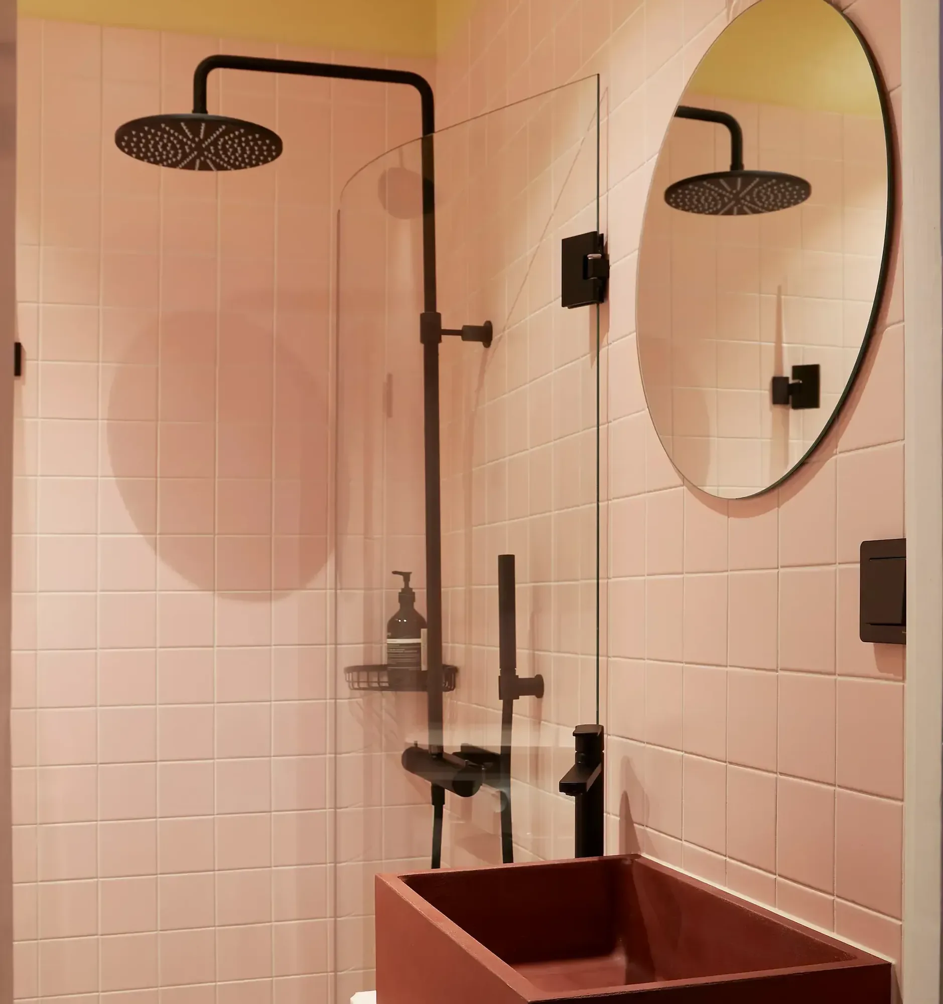 Badrum med rosa kakel