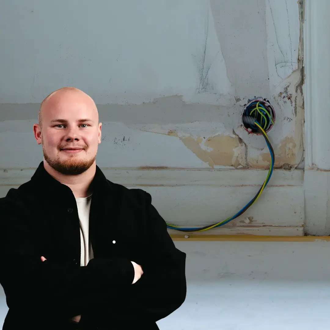 Elektriker vid sin bil på Östermalm