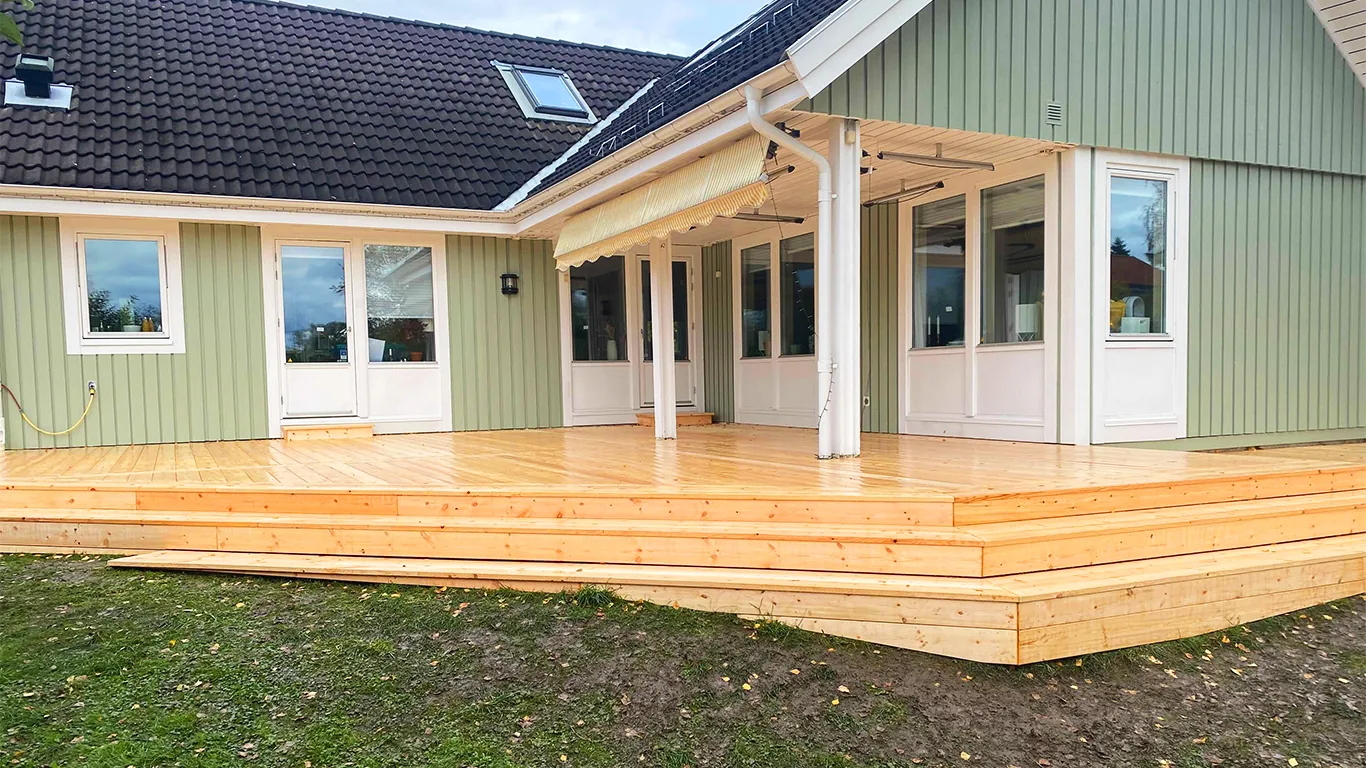 En altan framför ett hus