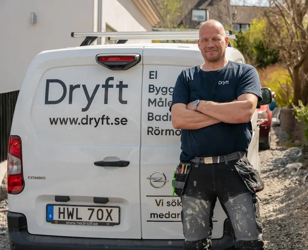 Plattsättare från Dryft sätter kakel i ett badrum