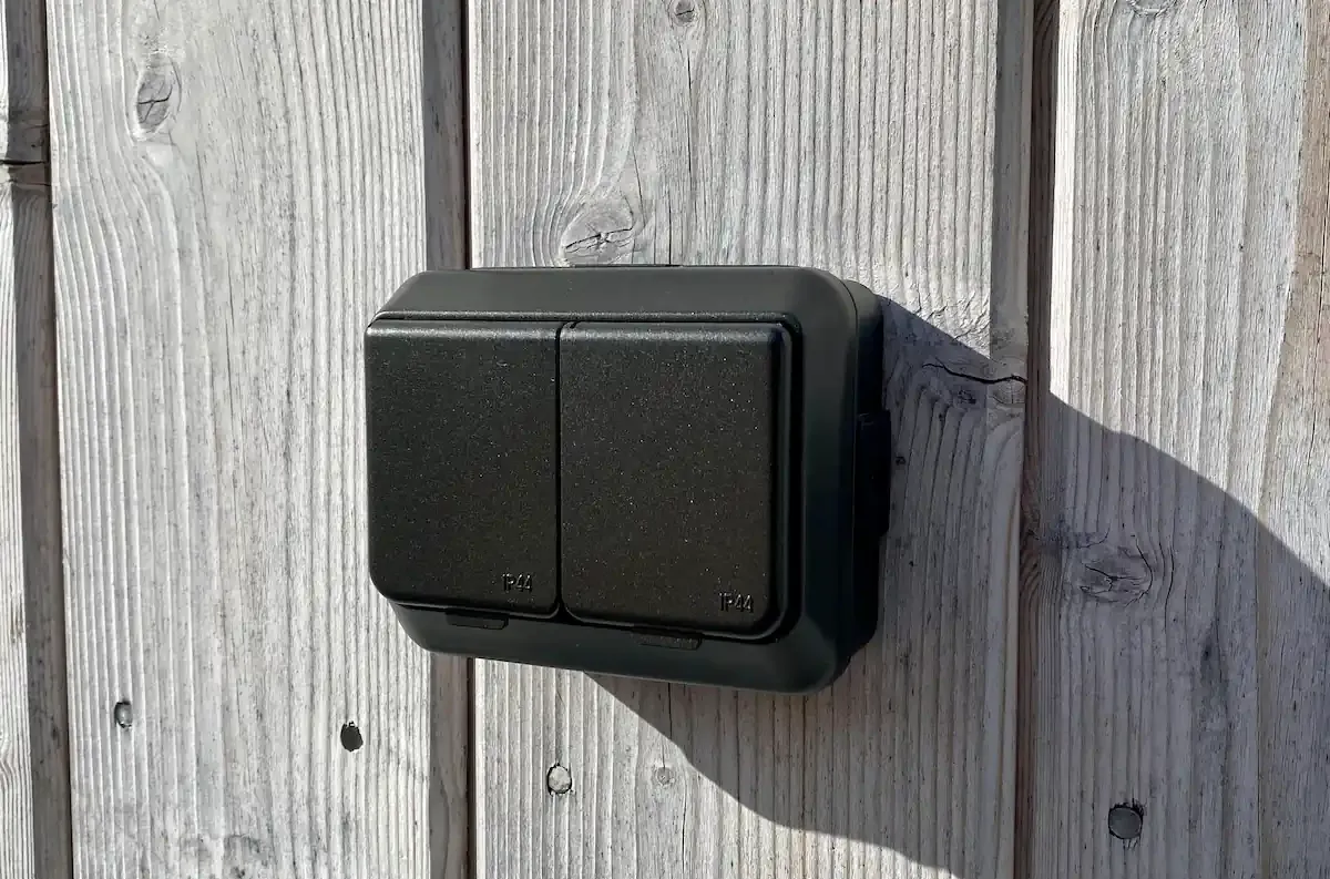 Svart eluttag på fasad utomhus