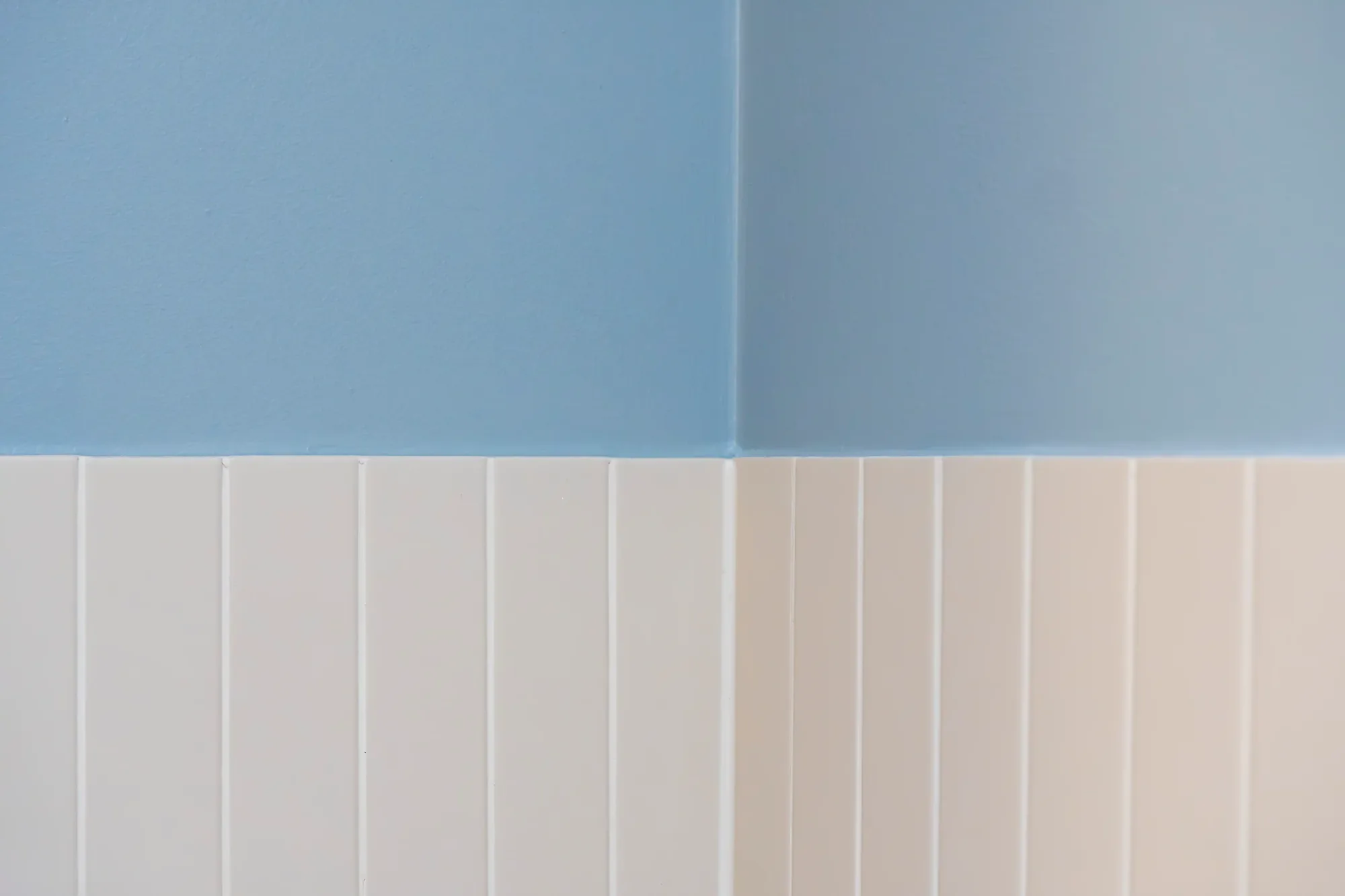 Badrumsrenovering med kommod i ek