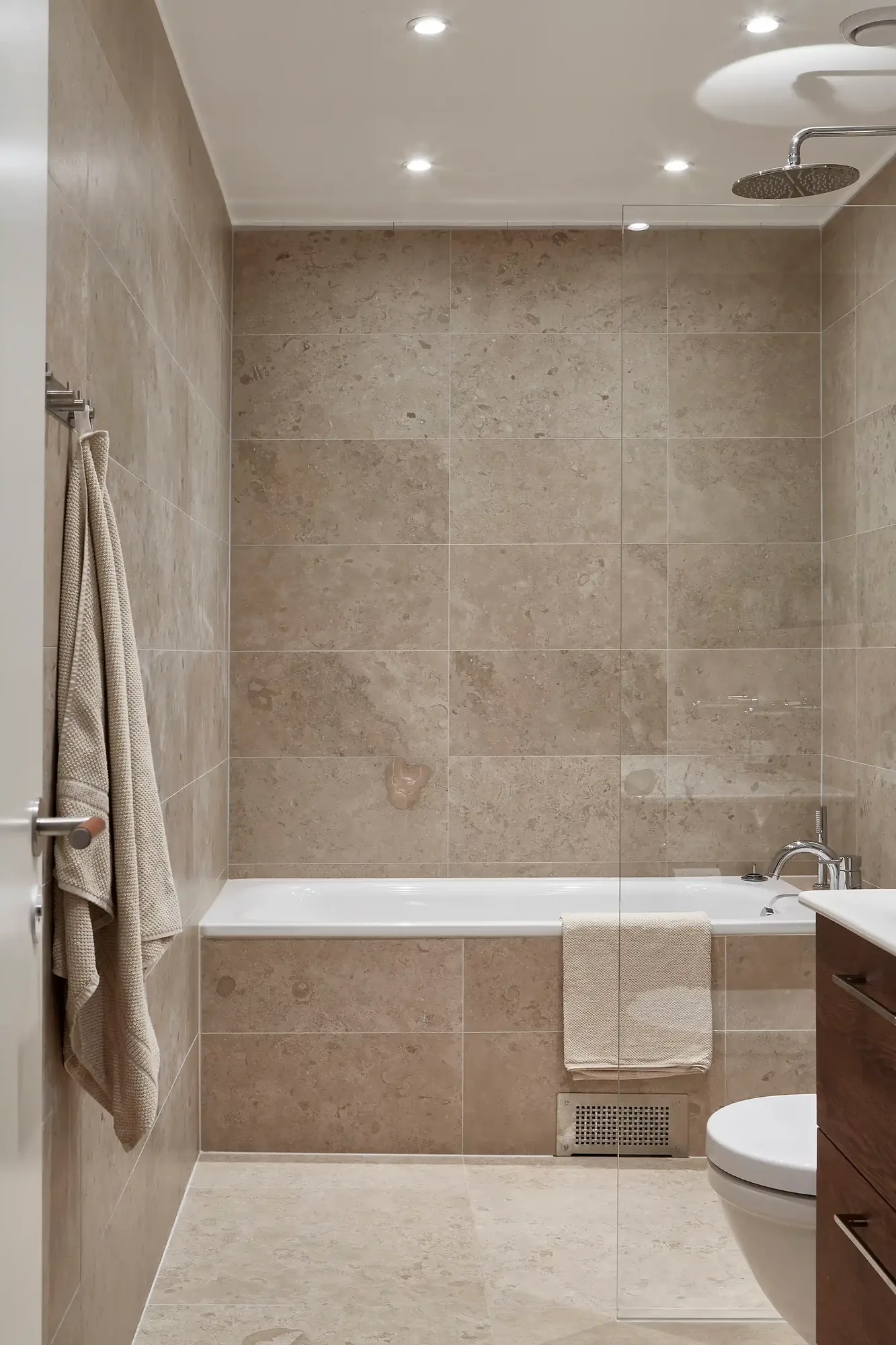 Badrum med klinker Norrvange Beige från Bricmate och inbyggt badkar