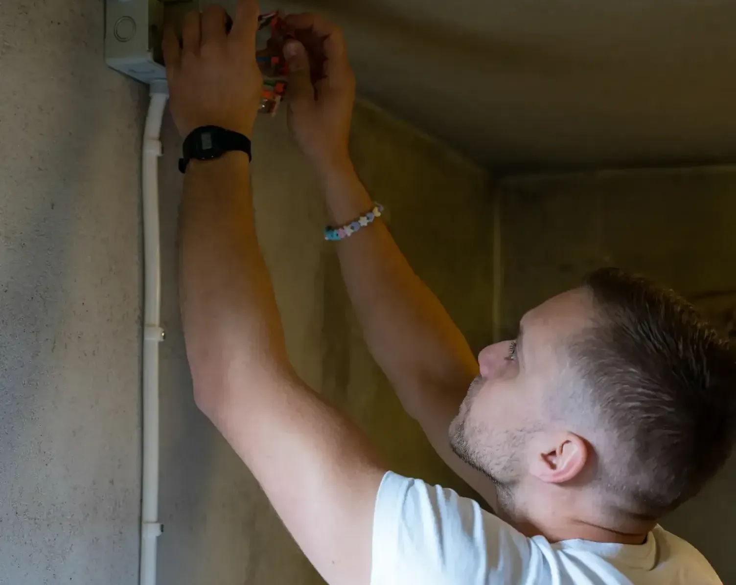 Elektriker från Dryft kopplar ledare i en kopplingsdosa