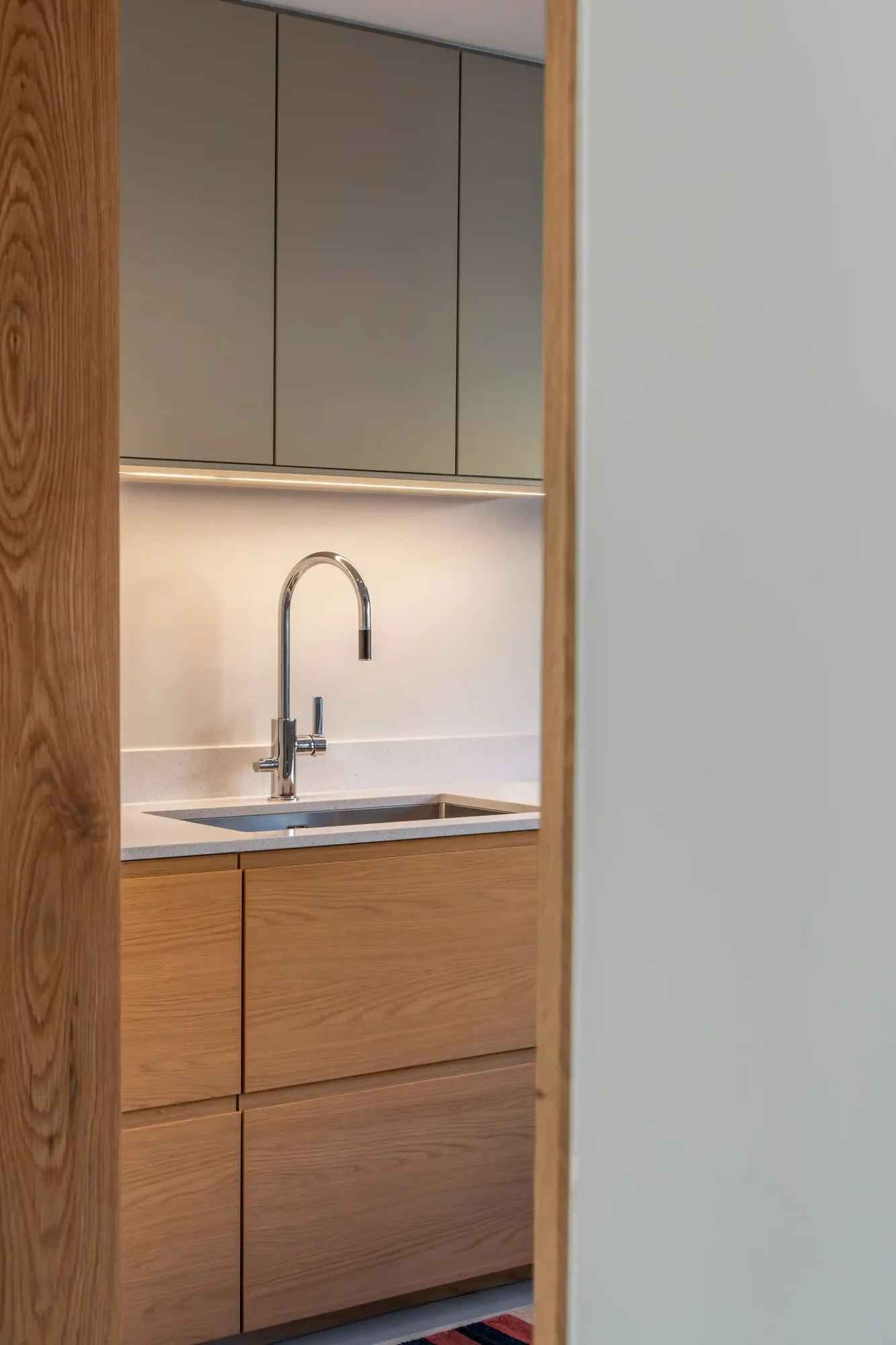Renoverad matsal med bord